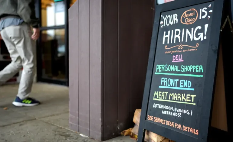 US Jobless Claims Edge Lower as Labor Market Remains Resilient Amid Trade Uncertainty