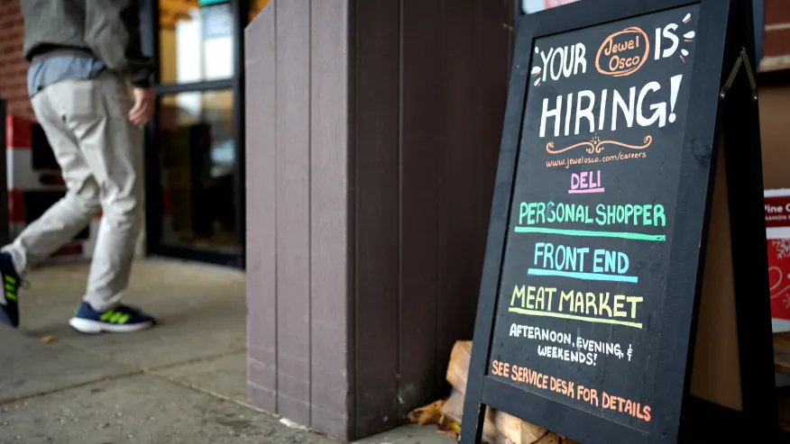 US Jobless Claims Edge Lower as Labor Market Remains Resilient Amid Trade Uncertainty