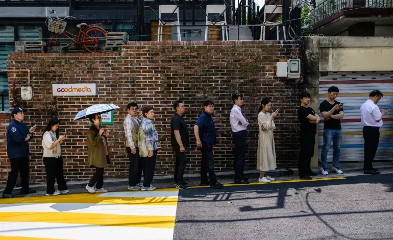 South Korea on Track for Record Early Voter Turnout Ahead of Presidential Election