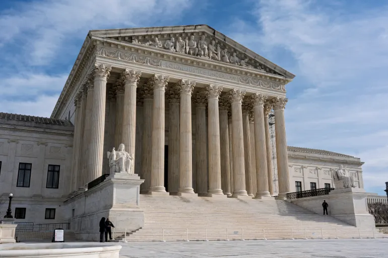 US Supreme Court Allows Trump Administration to End Protected Status for 350,000 Venezuelans