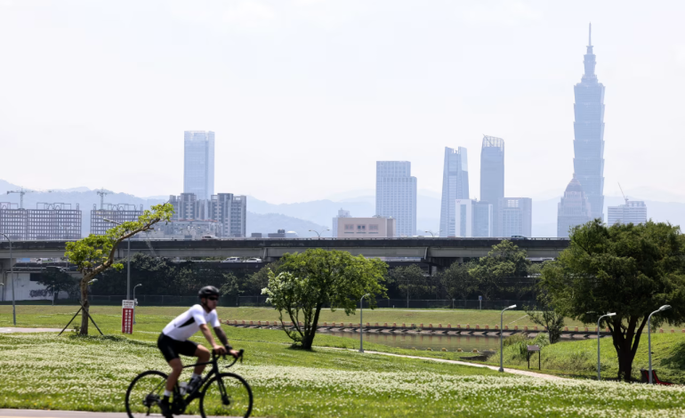 Taiwan Dollar Surges to 1980s-Era Highs Amid Exporter Hedging and Policy Speculation
