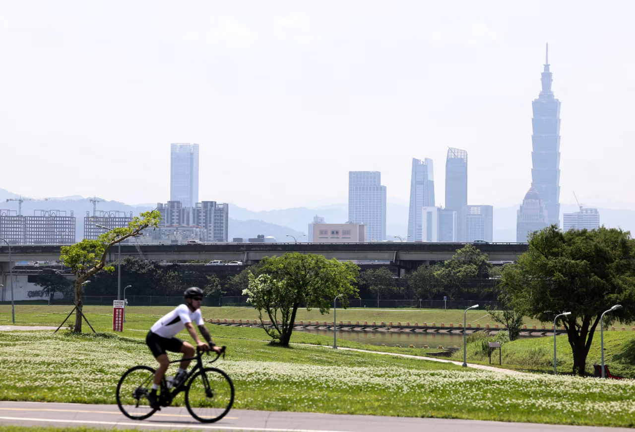 Taiwan Dollar Surges to 1980s-Era Highs Amid Exporter Hedging and Policy Speculation