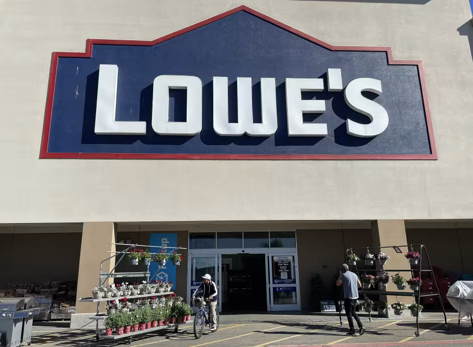 Lowe’s Tops Earnings Forecast as Pro Sales Offset DIY Slowdown