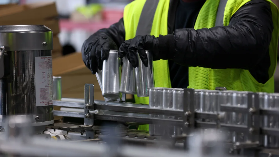 US Producer Prices See Unexpected Drop as Businesses Absorb Cost Pressures