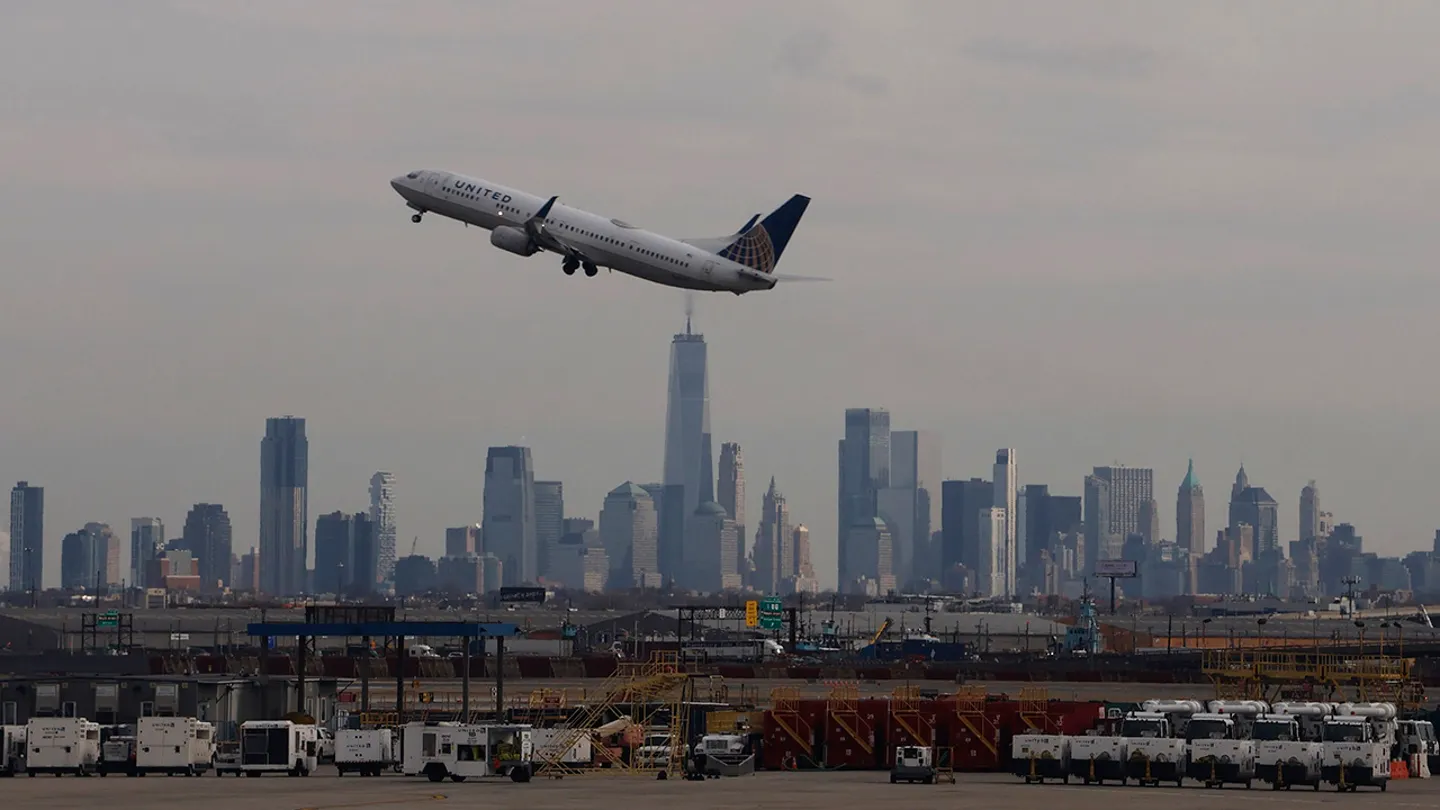 Radar, Radio Blackout at Newark Airport Sparks Safety Concerns and Travel Chaos