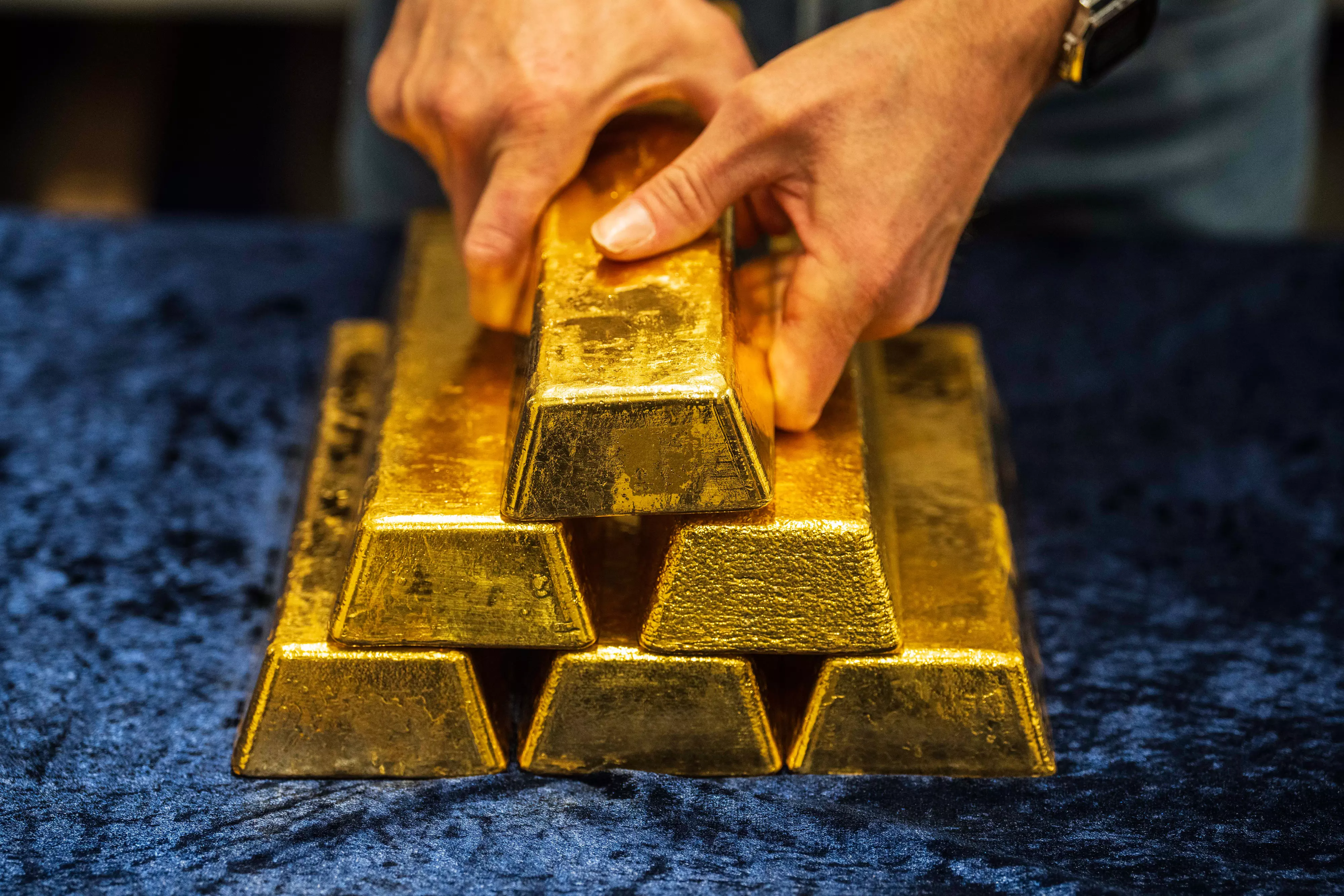 Gold Stabilizes After Sharp Drop Amid Easing US-China Trade Tensions