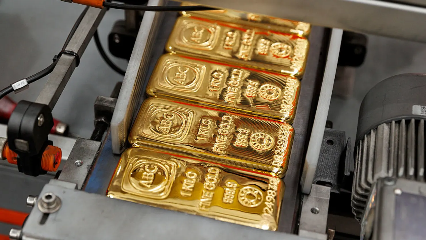 Gold Approaches Two-Month High Amid Geopolitical Tensions and Safe-Haven Demand