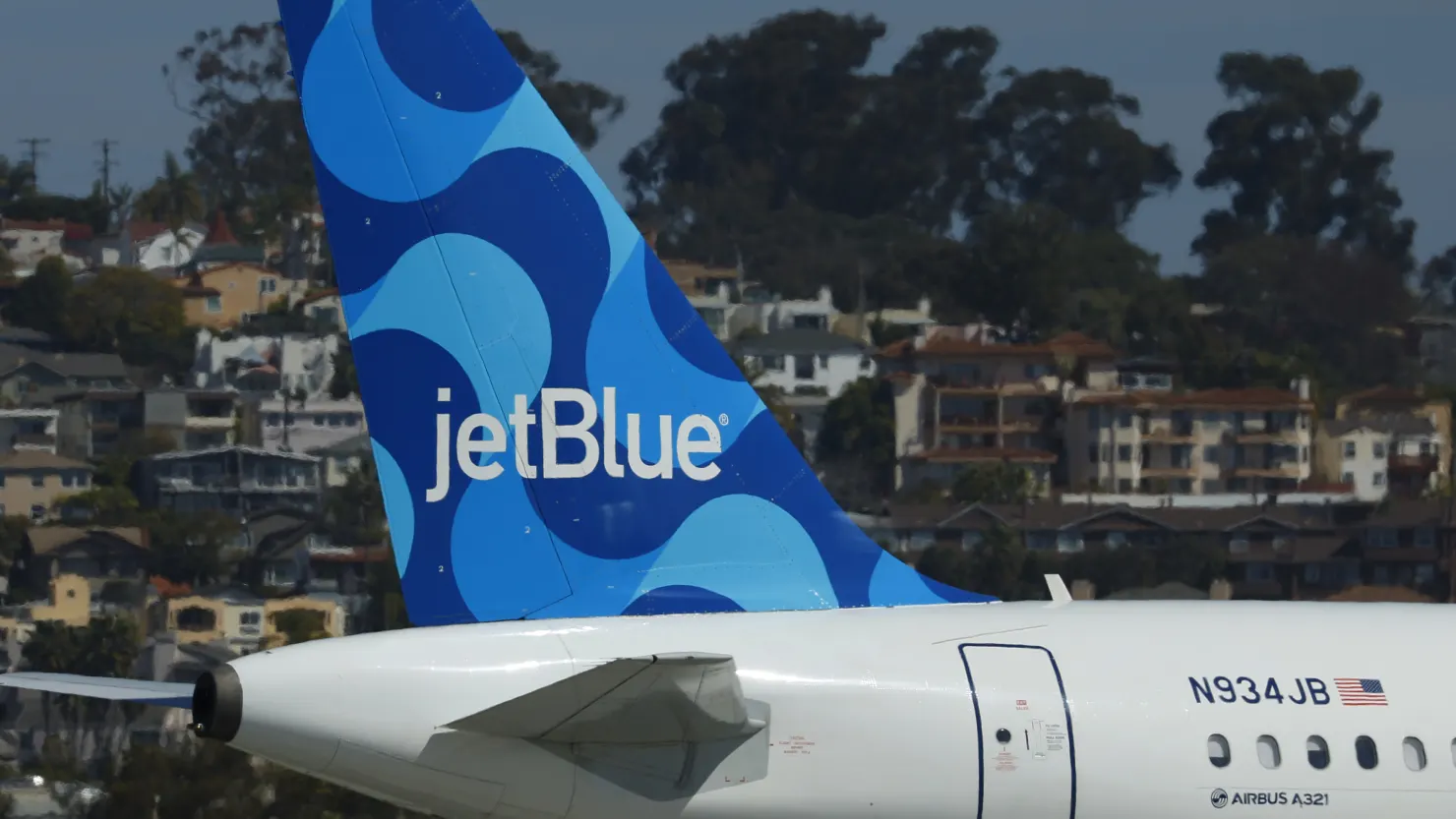 JetBlue Plans Further Flight Reductions and Cost Cuts Amid Weaker Travel Demand