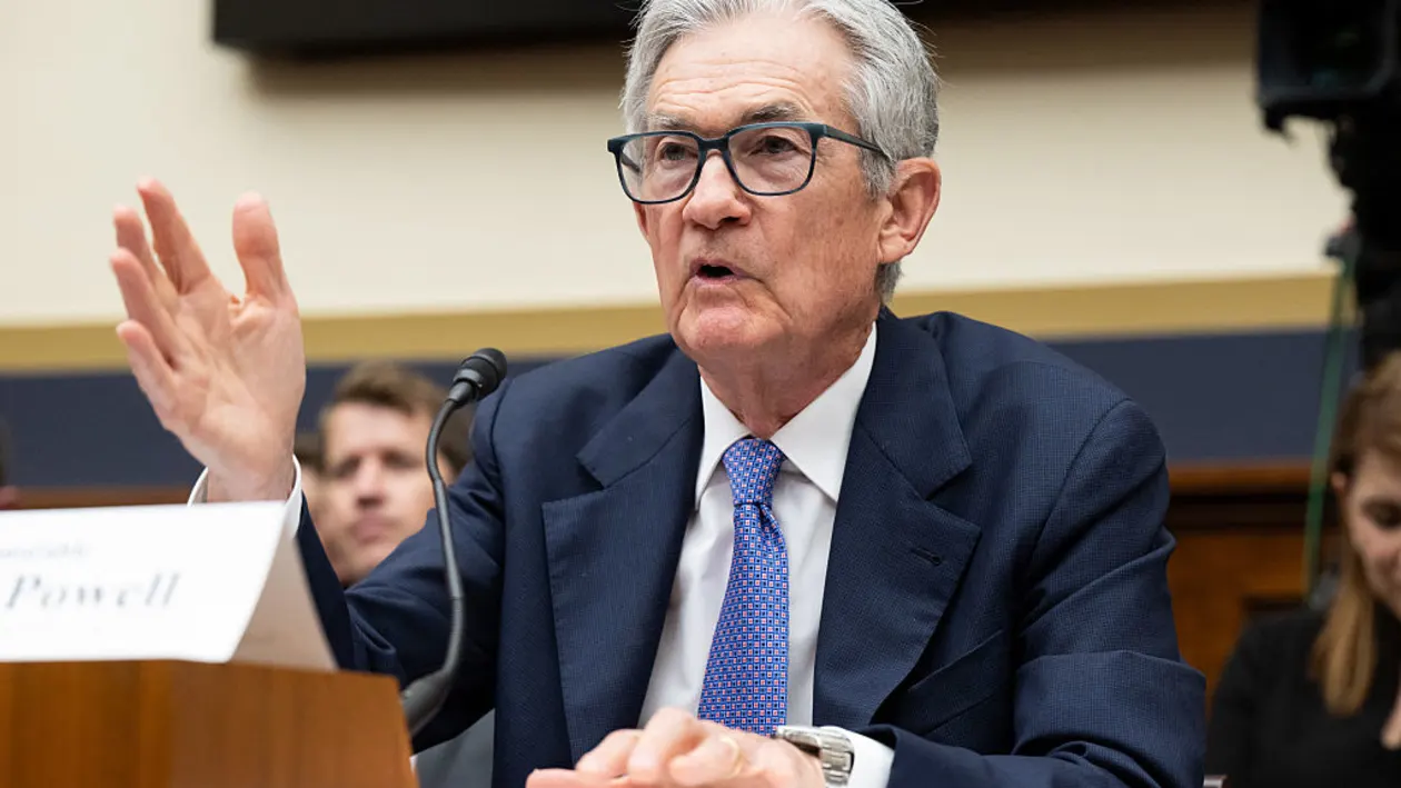 Powell Reiterates Caution on Rate Cuts Amid Political Pressure Over Inflation Strategy