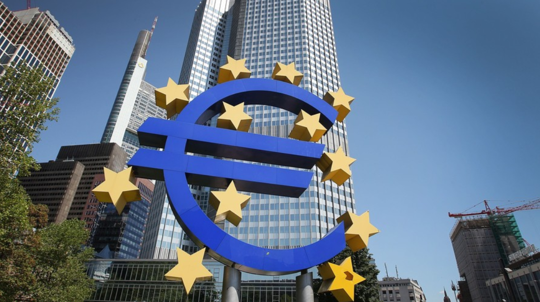US Futures Edge Lower; European Markets Show Mixed Performance