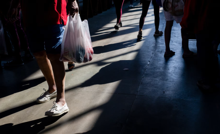 Mixed Economic Data Offers Unclear Picture of US Resilience Amid Tariff Policy Shifts