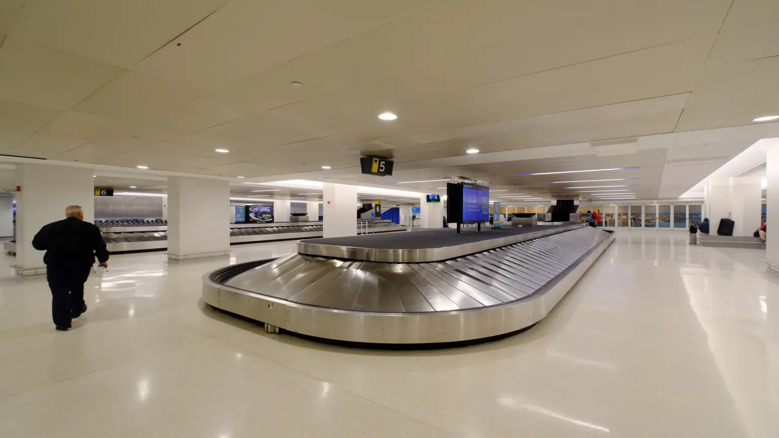 Toddler Swept onto Luggage Conveyor Belt at Newark Airport Amid Ongoing Safety Concerns