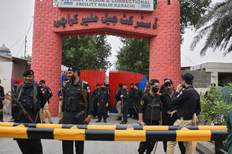 Over 200 Inmates Escape Karachi Prison in Pakistan Amid Earthquake Panic