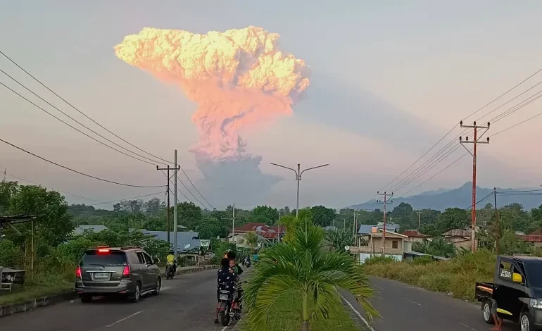 Volcanic Eruption in Indonesia Disrupts Dozens of Flights as Ash Cloud Reaches Nearly 11km