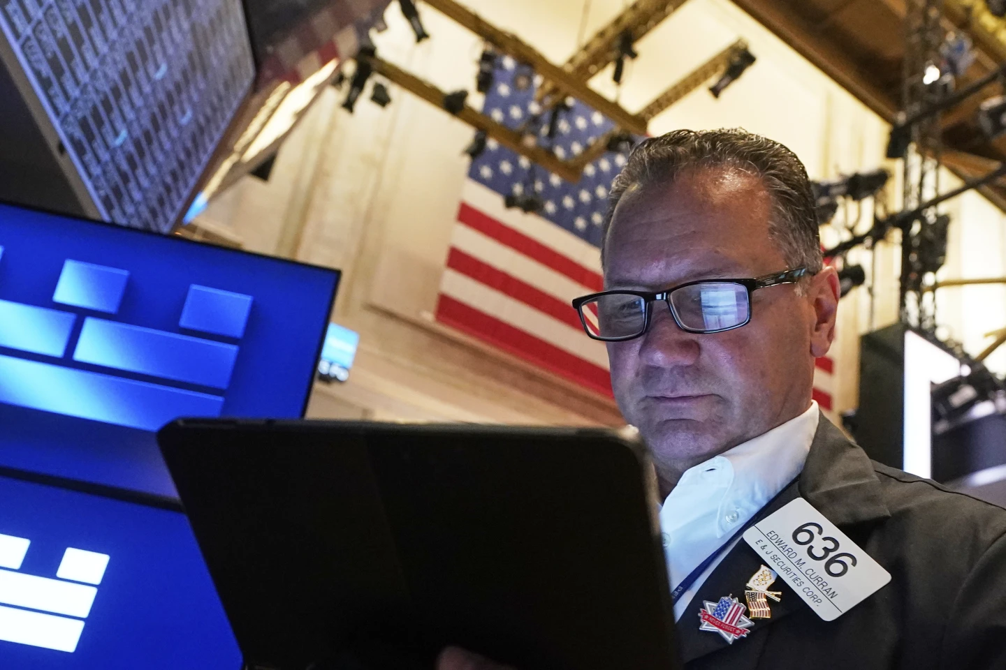US Stock Market Edges Higher, Extending Record-Setting Rally