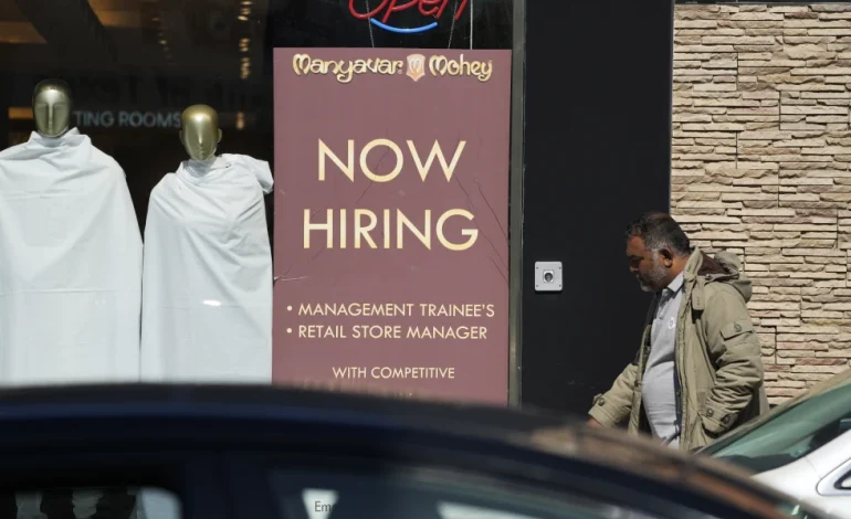 US Jobless Claims Dip Slightly, Remain Near Historic Lows Amid Signs of Labor Market Cooling