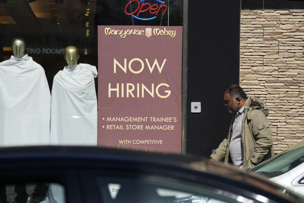 US Jobless Claims Dip Slightly, Remain Near Historic Lows Amid Signs of Labor Market Cooling