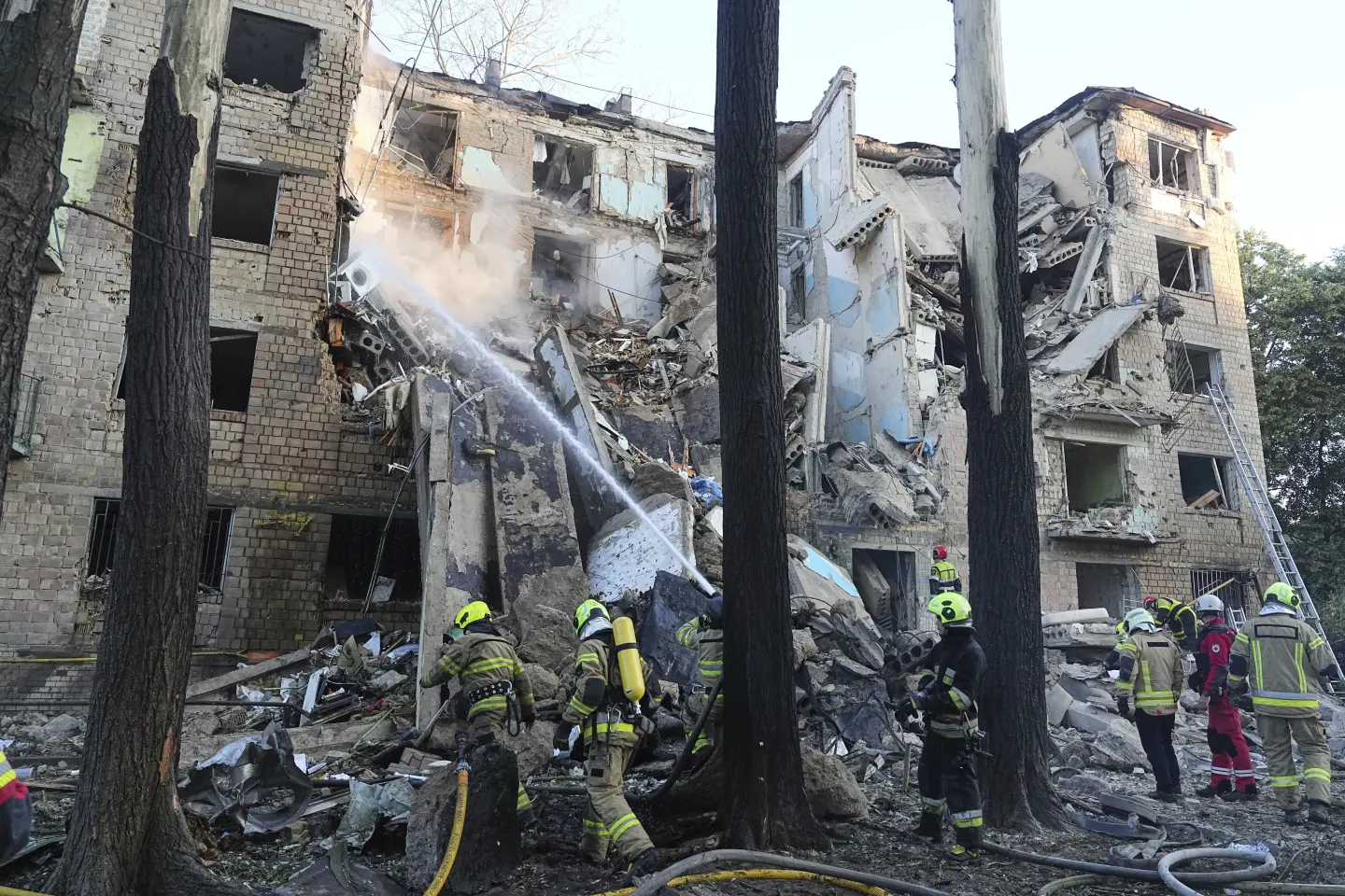 Russian Airstrikes Kill at Least 14 Across Ukraine as President Zelenskyy Visits UK for Defense Talks