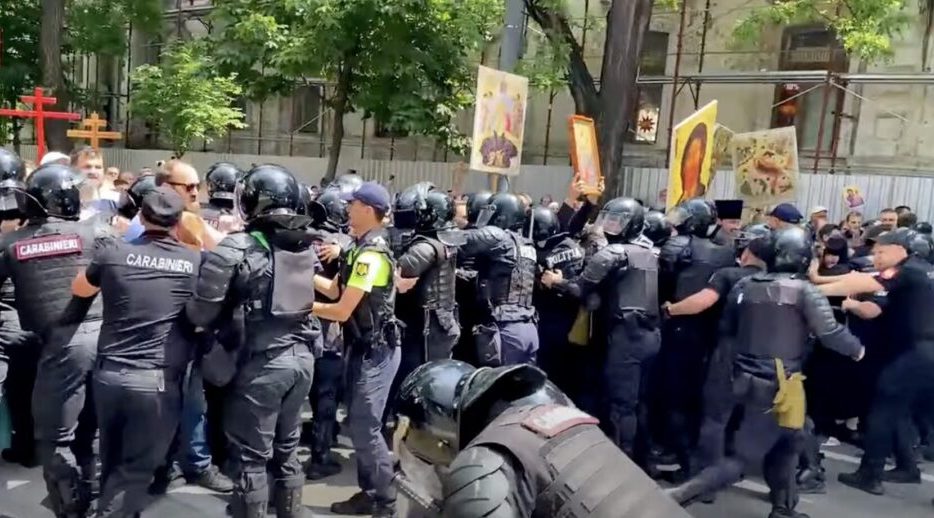 Moldovan Police Crack Down Brutally on Demonstration in Chişinău