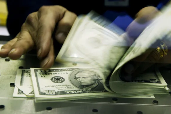 US Dollar Declines Sharply in 2025 Amid Investor Concerns Over Economic Policy