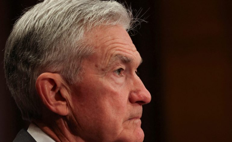 Powell Maintains Cautious Rate Stance as White House Pressures Fed for Cuts