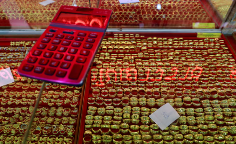 Gold Prices Retreat Over 1% Amid Trade Negotiation Hopes and Rising Yields