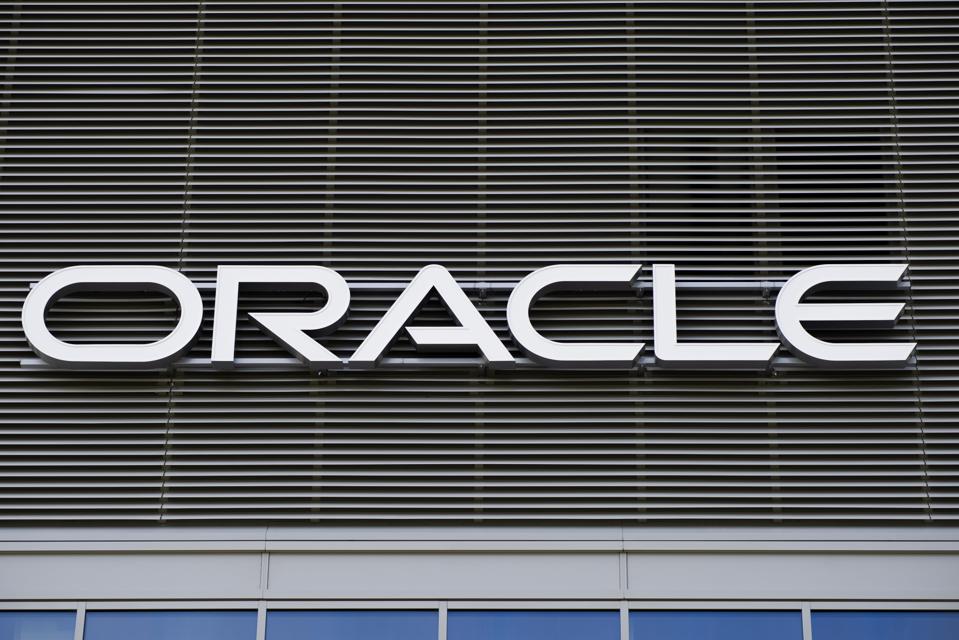 Oracle Shares Dip After Rally: Government Discount Deal and TikTok Investment in Focus