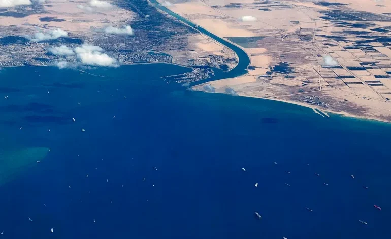 Four Dead, Four Missing After Oil Barge Sinks in Gulf of Suez