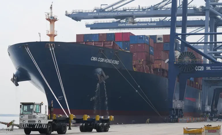 Trump Imposes New Tariffs on Iraq, Philippines, and Four Other Countries