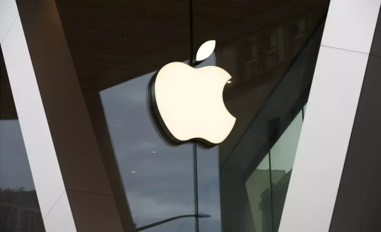 Apple Faces Market Pressure Amid AI Lag and Investor Concerns