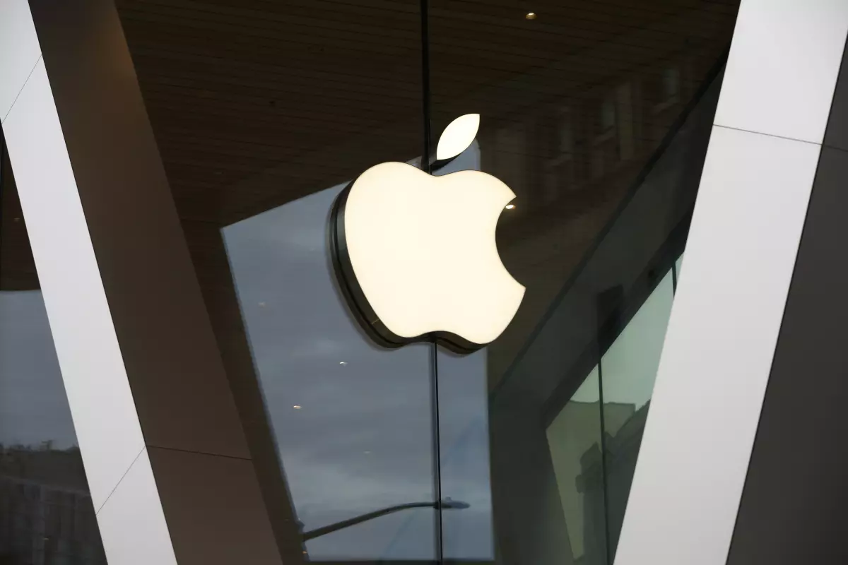 Apple Faces Market Pressure Amid AI Lag and Investor Concerns