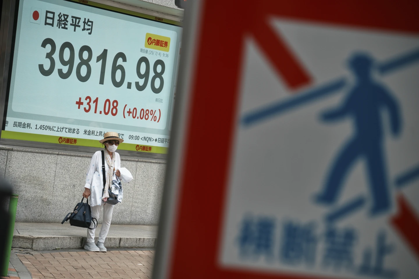 Global Markets Mostly Decline Ahead of Trump’s Tariff Deadline, While US Stocks Hit New Highs
