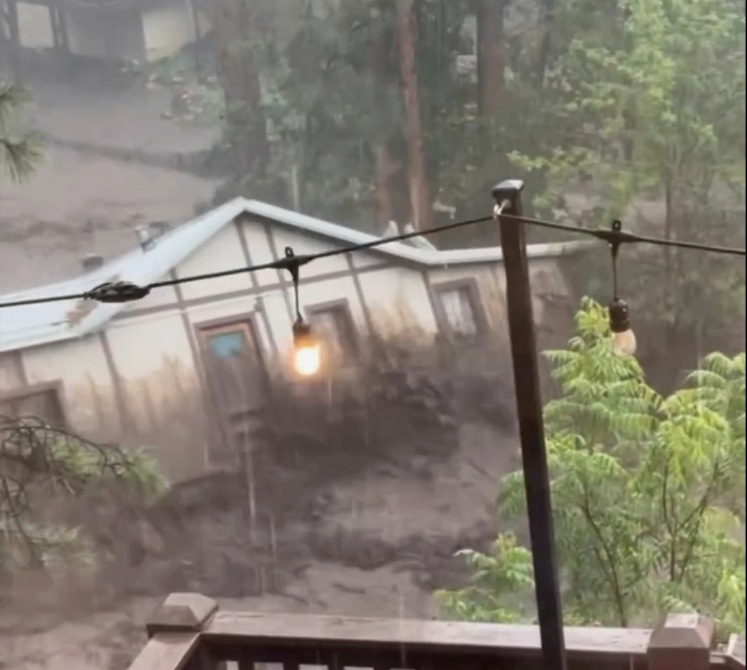 Flash Floods Sweep New Mexico Mountain Town, Prompt Rescue Operations