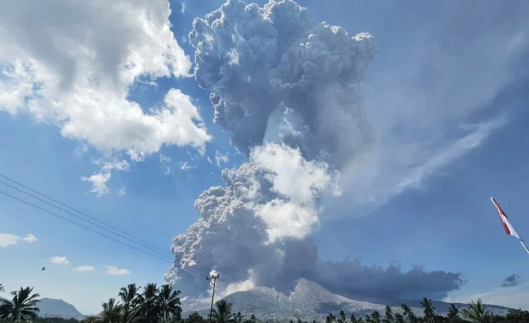 Mount Lewotobi Laki‑Laki Volcano Erupts on Indonesian Island