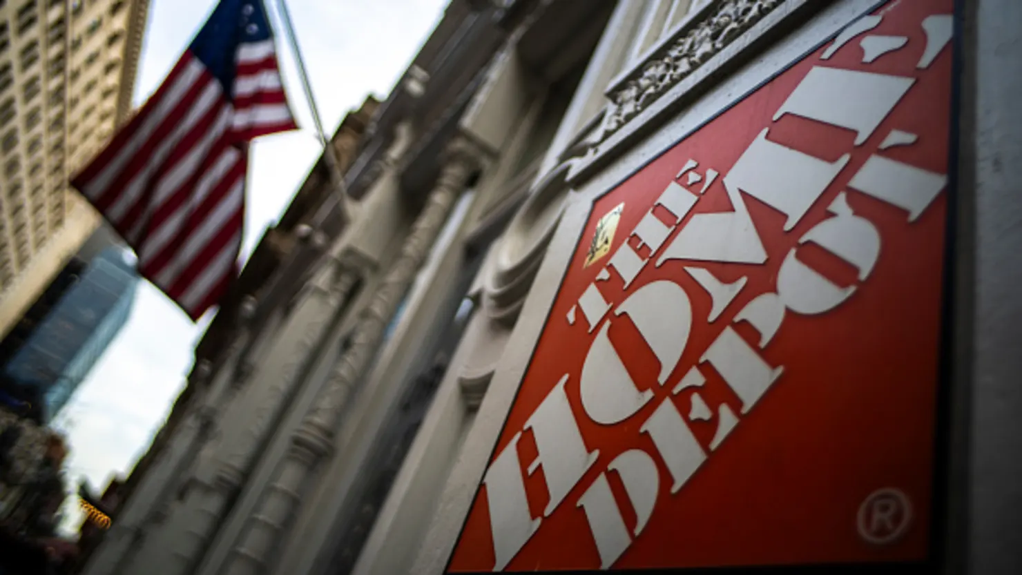 Home Depot Sees Big-Ticket Bounce as Shoppers Hesitate on DIY Splurges