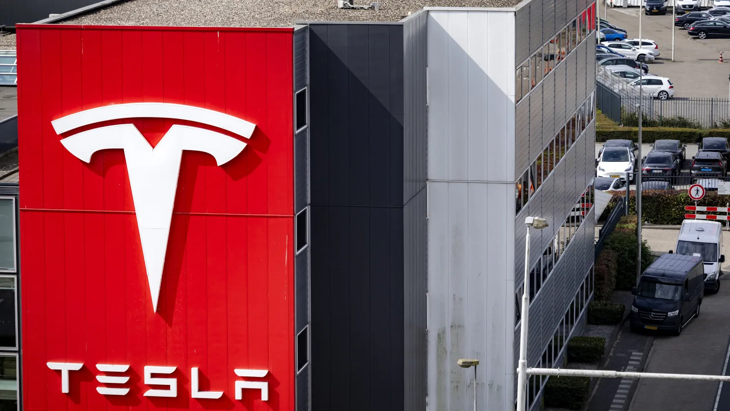 Musk’s Tesla Wants to Power British Homes Next