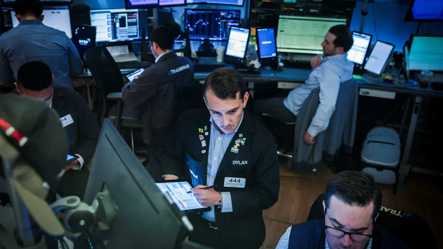 Tech Boosts Nasdaq as Tariff Drama Hits Wall Street – Apple & Nvidia Shine, Dow Drags