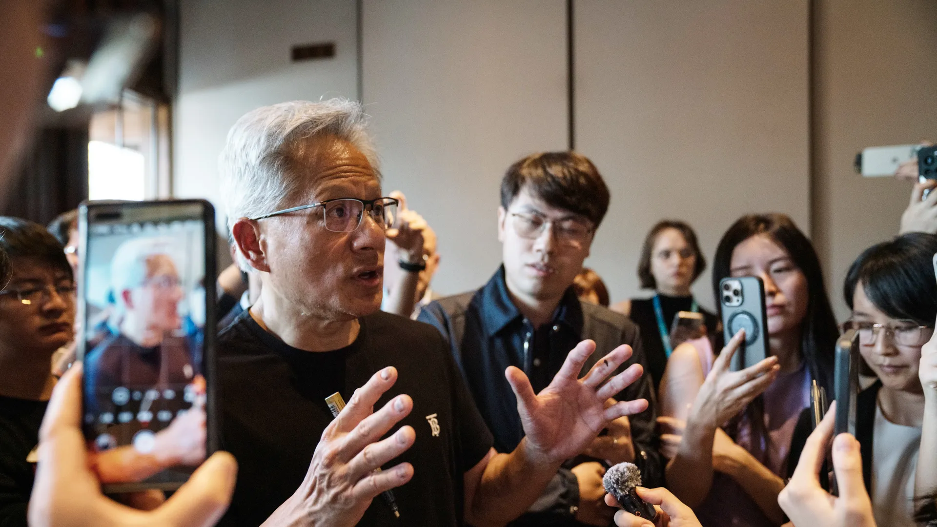 Nvidia, AMD Strike Rare Deal: 15% Cut of China AI Chip Sales Goes to Uncle Sam