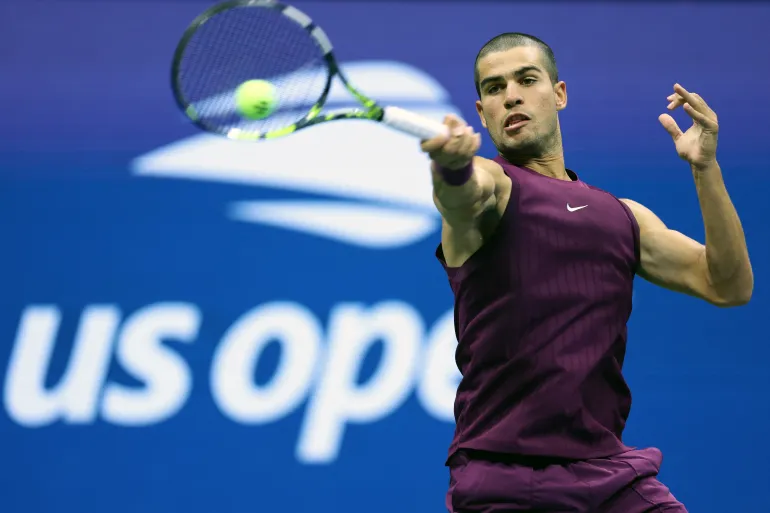 Alcaraz powers through as Djokovic battles back at US Open
