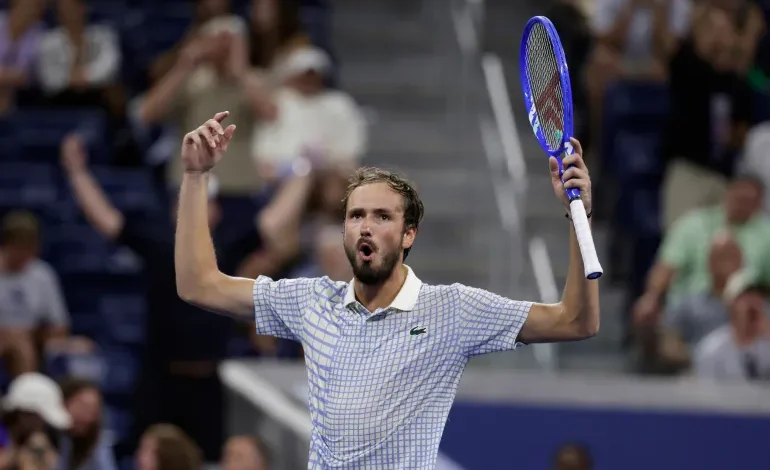 France’s Bonzi Stuns Medvedev in Wild US Open Late-Night Clash