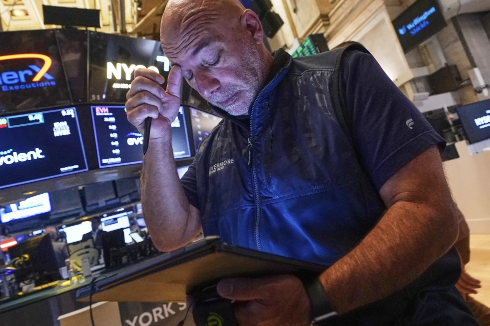Apple Boosts Wall Street with a $100B Bombshell — Markets Rally Despite Mixed Earnings