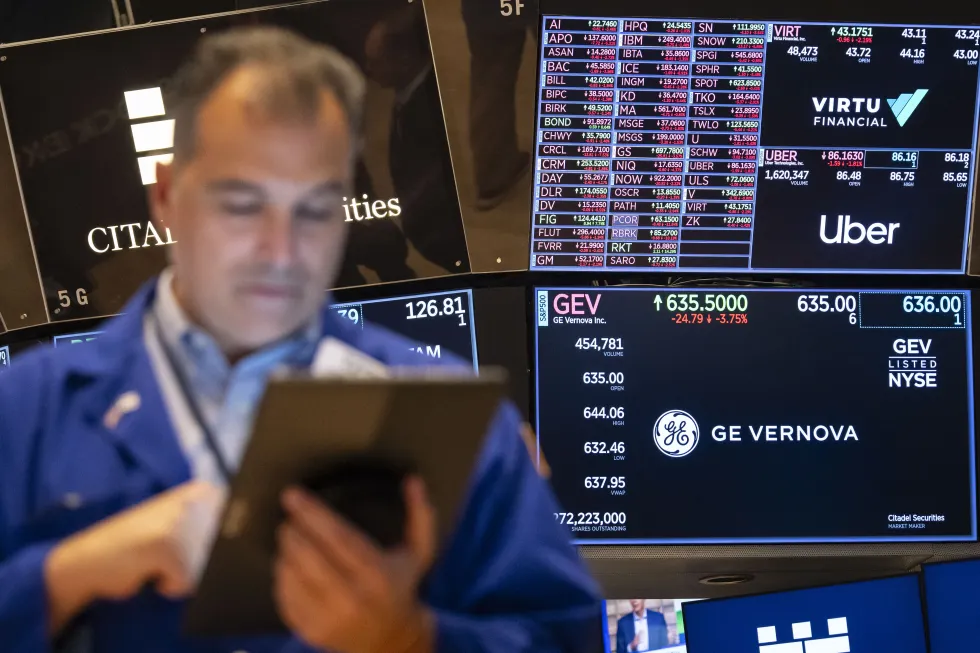 Wall Street Stays in the Green: Stocks Tick Up as Week Closes on a High Note