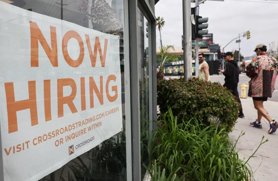 Hiring Slows to a Crawl as Tariff Jitters Rattle US Job Market