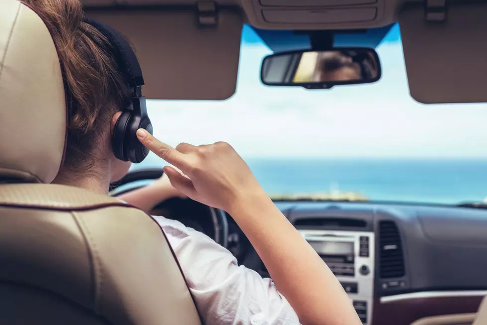 Headphones at the Wheel in Wyoming: Legal — but not exactly smart