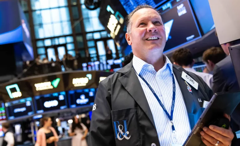 Weekly win, wobbly finish: Tech fade cools S&P’s record run