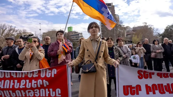 Armenia Balances on Tightrope: Between Peace Deals, Open Borders, Fading Sovereignty