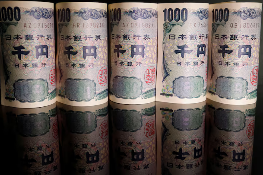 Dollar Wobbles as Japan Politics, Credit Jitters and Trade Tensions Jostle FX