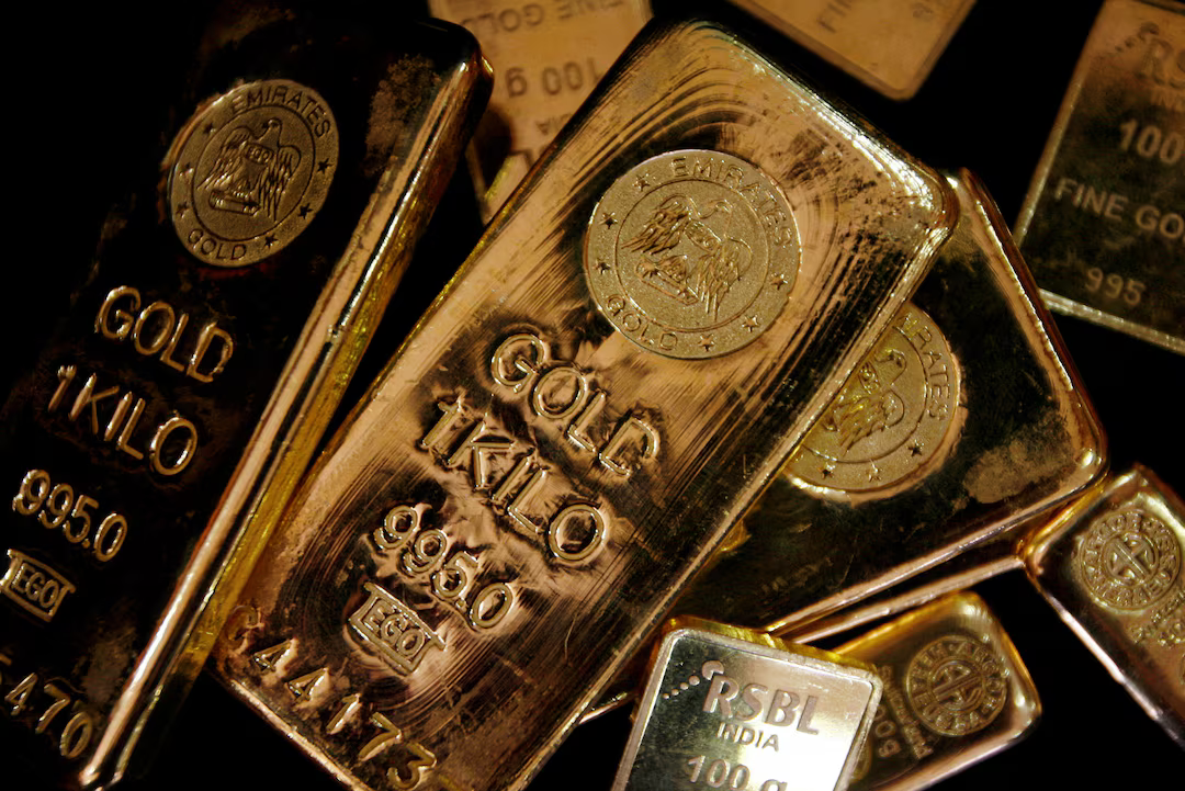 Gold Slips as China-US Deal Talk Lures Money Back to Stocks