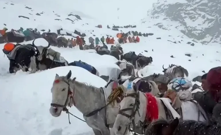 Nearly 900 Trekkers Rescued After Deadly Everest Blizzard in Tibet