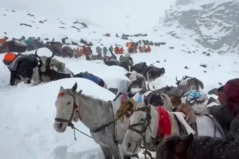Nearly 900 Trekkers Rescued After Deadly Everest Blizzard in Tibet